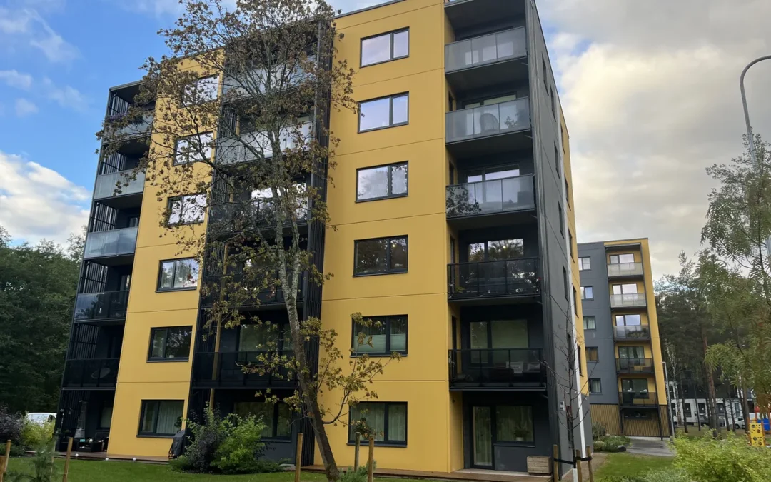 Mäepealse kortermaja fassaadi värvimine